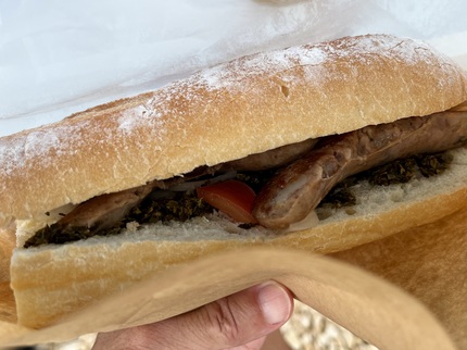 キッチンカーが、なんと8台もありました！アルゼンチンのソウルフードだというチョリパン！  マテ茶と一緒にいただきました。