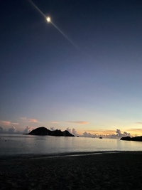 夕日と月 2022/08/08 06:31:24