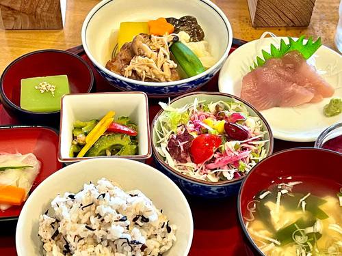 Mr スティービーのkoza薄笑ブログ 今日のランチは那覇市パレット久茂地にある 料理と酒 毱 の豚肩肉の炊き合わせ 野菜たっぷり日替わりランチ