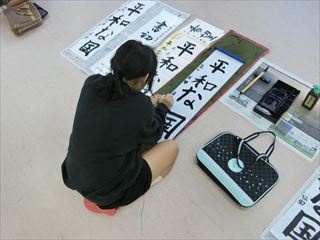 恩納村立喜瀬武原小学校 小学部書き初め大会 と 今年の漢字一文字