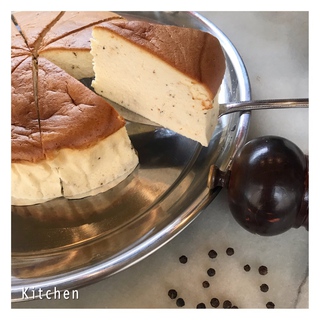 食の素敵空間 Kitchen ブラックペッパーのチーズケーキ 洋梨とヘーゼルナッツ キャラメルのレアチーズ