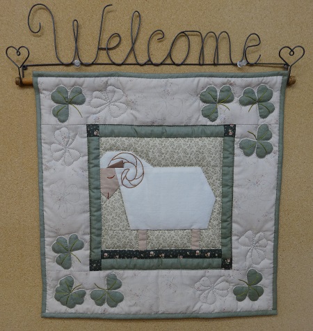 羊のパターンのクッションとタペストリー:子羊パッチワーク教室