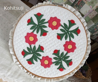 お花のアップリケの壁掛け