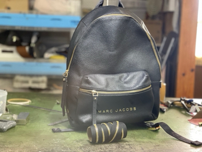 MARC JACOBS（マークジェイコブス）レザーリュックファスナー張り替え