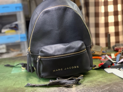 MARC JACOBS（マークジェイコブス）レザーリュックファスナー張り替え