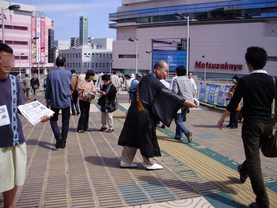 ＪＲ高槻駅陸橋でジュゴンライブ宣伝