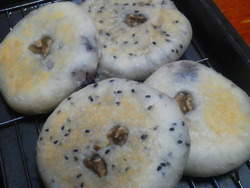 煮豆とご飯と黒ゴマと