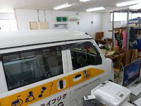 親方、店のなかにクルマが・・・・ 2015/07/09 14:57:44