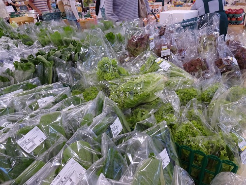 【新！ファーマーズマーケット】南風原 くがに市場は野菜の試食コーナーも充実！