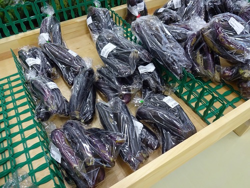 【新！ファーマーズマーケット】南風原 くがに市場は野菜の試食コーナーも充実！