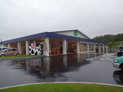 【新！ファーマーズマーケット】南風原 くがに市場は野菜の試食コーナーも充実！