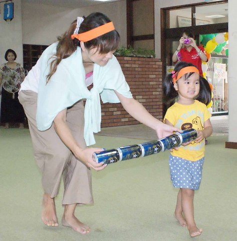 仲良く缶運び