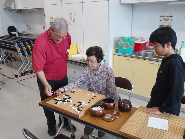 平良さんに教わりながら
