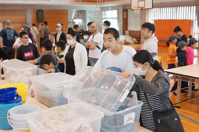 親子で体育館をきれいに　大道小学校　大道小放課後子ども教室