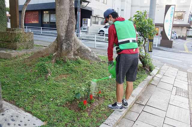 花へ水かけ