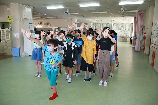 ６年生のパフォーマンス「がんばろー」
