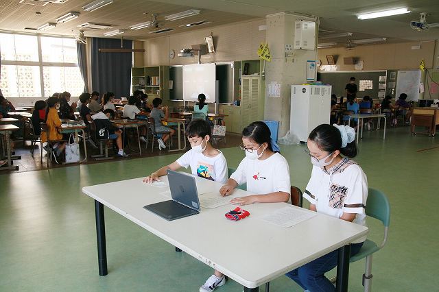 ６年生の廊下から児童会がライブ配信
