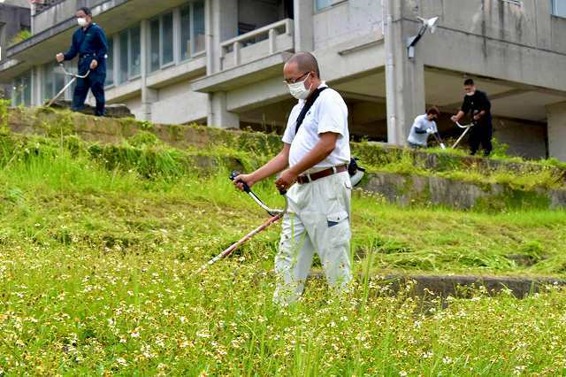 草刈作業を行う越来小学校ＰＴＡ