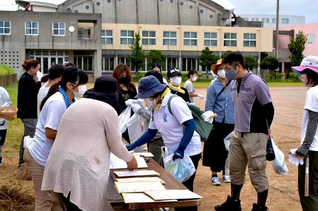 集合する越来小学校各ＰＴＡ