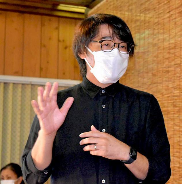 司会の親泊朝光さん