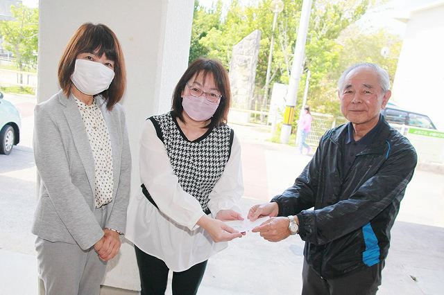 上江田副会長（右）からも金一封