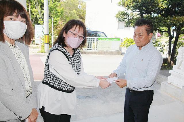 赤嶺会長（右）から金一封