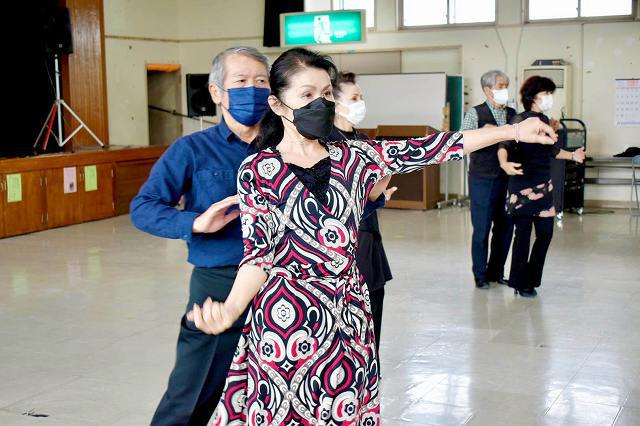 琉球新報ローカルblog:一緒に踊りましょう 社交ダンスサークル