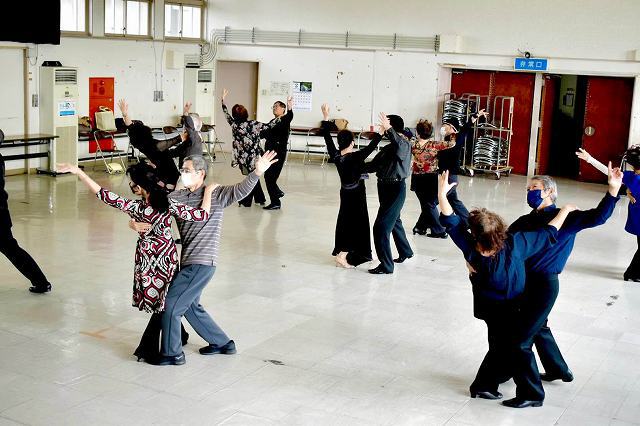 琉球新報ローカルblog:一緒に踊りましょう 社交ダンスサークル