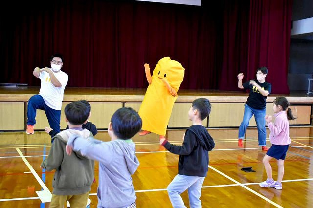 アゲアゲ！天ぷら体操を踊る１年生たち