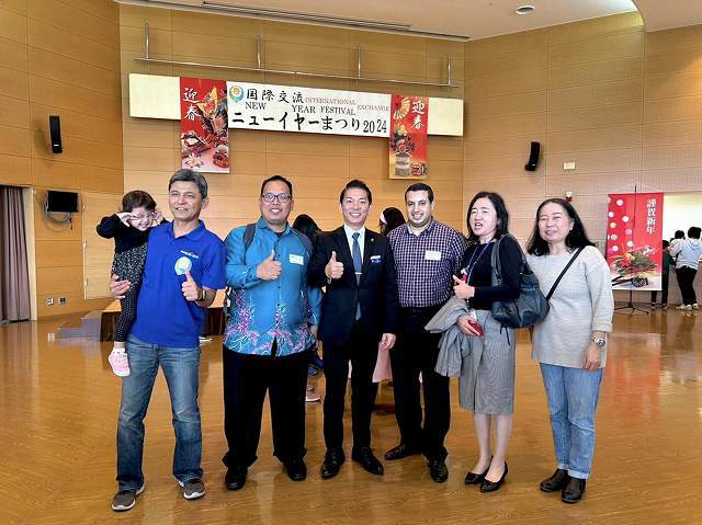 左から仲嶺剛 会長、JICA倉科所長、松本市長、JICA研修員