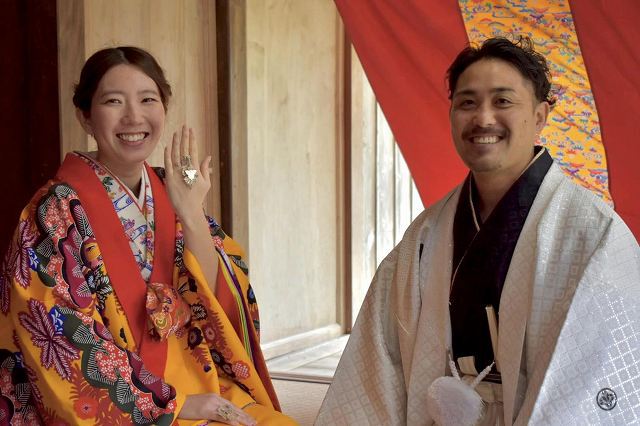 房指輪を披露する新婦の鈴さん（左）と新郎の周さん（右）