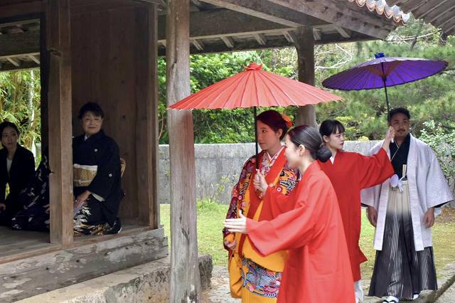 会場へ入場する新郎・新婦