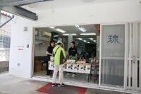 新鮮野菜にニッコリ　琉球新報安里泊販売店