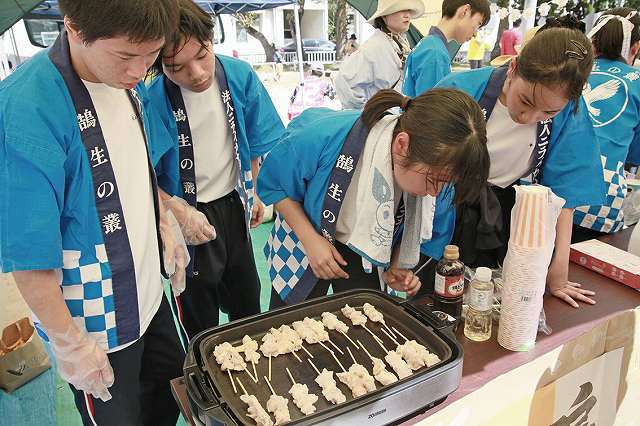 悪戦苦闘する焼き鳥コーナー