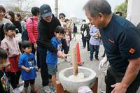 もちつきで景気づけ　宇栄原自治会・子ども会