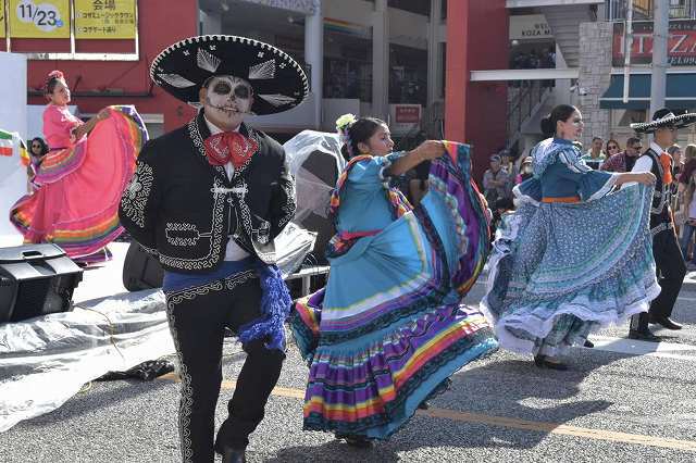 骸骨メイクを施したメキシコ舞踊