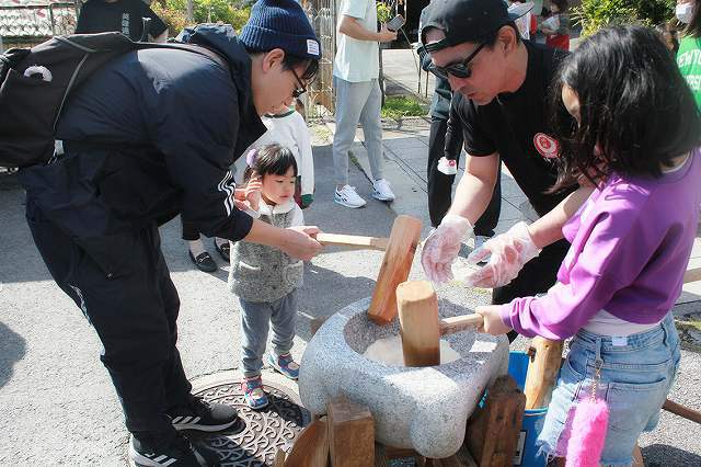 親子で協力してもちつき