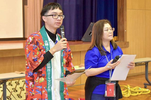 英語と日本語で司会を担当した浦添市の第１６代目国際交流員ジェイソンさん（左）