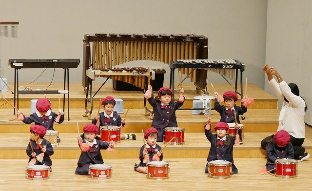 ２歳児の小太鼓