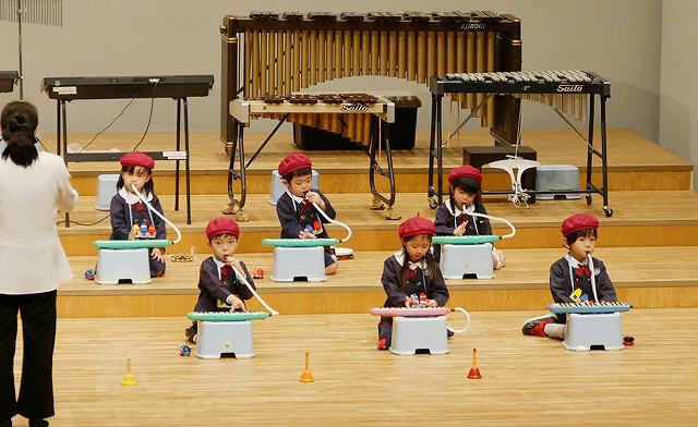 ３歳児の鍵盤ハーモニカ演奏