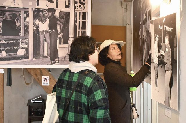 来場者に写真を説明する池原エリコ代表