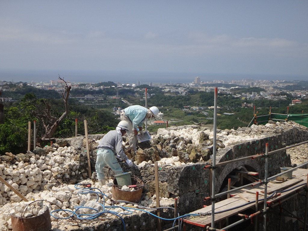 世界遺産・中城城跡のアーチ門　石積み様子　その３