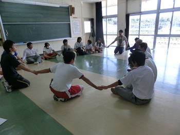 沖縄南城 人生創造 浅野誠 西崎特別支援学校高等部３年生と教職員相手にワークショップ