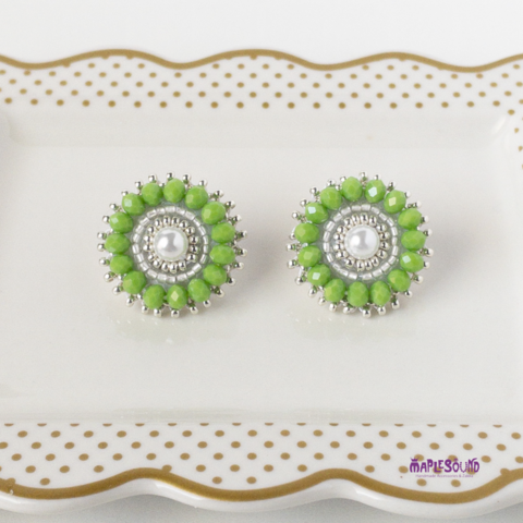 ビーズ刺繍　ボタンカットビーズのお花ピアス完成♫