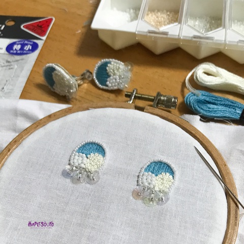 ビーズ刺繍　ピアス『青空と雲』製作中♫