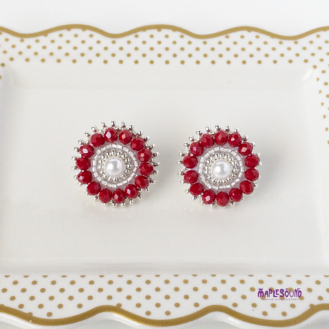 ビーズ刺繍　ボタンカットビーズのお花ピアス完成♫