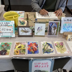 （10/13）日のみ「海洋博マルシェ＋ココライトマルシェ」⑯似顔絵描き、手作り雑貨などの販売＝木の下堂
