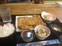 人気メニューは、カリッと揚がったでっかーい「とんかつ定食B」