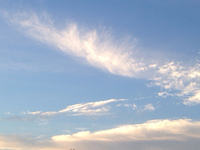 昨日の幻想的なお月様と朝の上に上がって行く雲