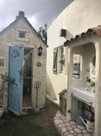 ガーデンにモルタル造形の小屋 2021/08/08 07:32:25